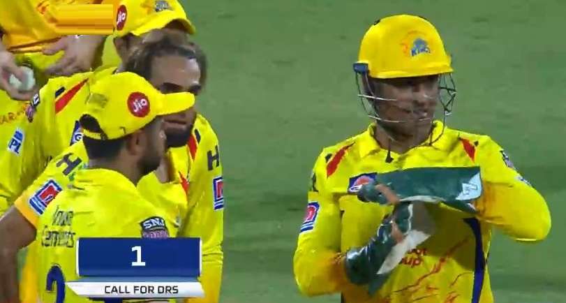 MS dhoni teases the umpire to take a smart review against RCB