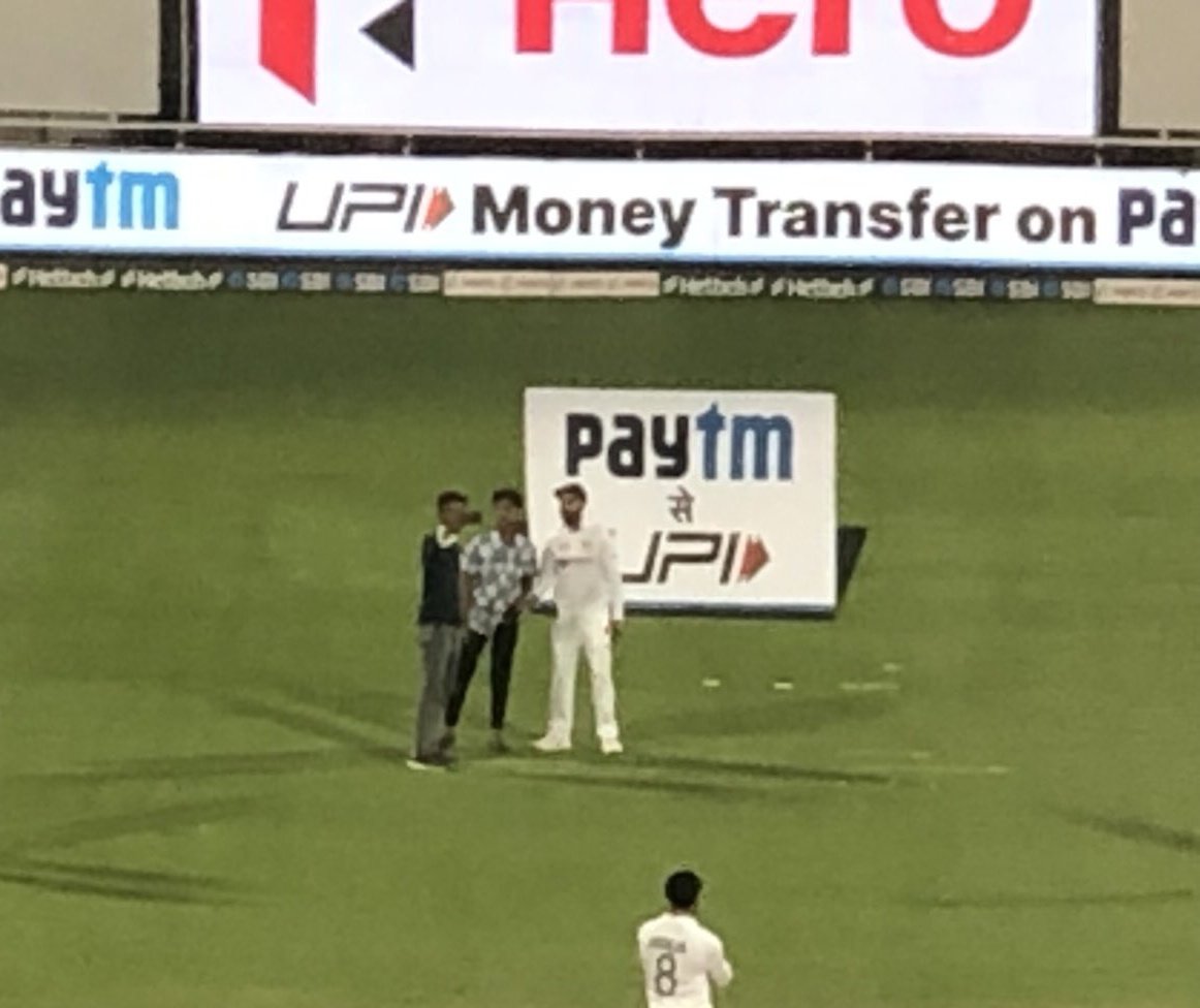 IND VS SL LIVE: Three fans entered the ground and they took selfie with Virat Kohli