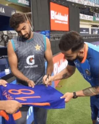India vs Pakistan: Haris Rauf Receives a Signed Jersey From Virat Kohli