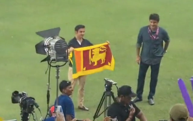 Asia Cup 2022 Final: Gautam Gambhir Holds Sri Lankan Flag in Front of Crowd