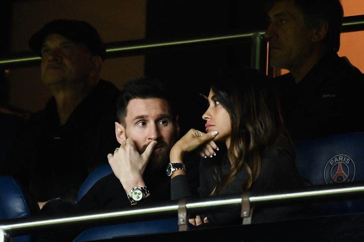 Lionel Messi gives a cold stare after Kylian Mbappe goal